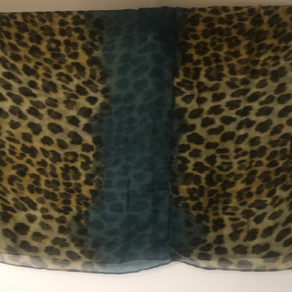 2/4 Warehouse One Scarf - Picture 2 of 3